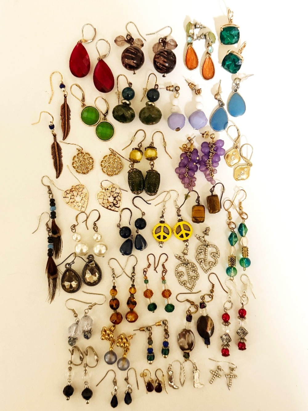 LOT OF 34 PAIRS OF EARRINGS. GREAT RESALE BEADED, RHINESTONE DESIGN WIRE POST